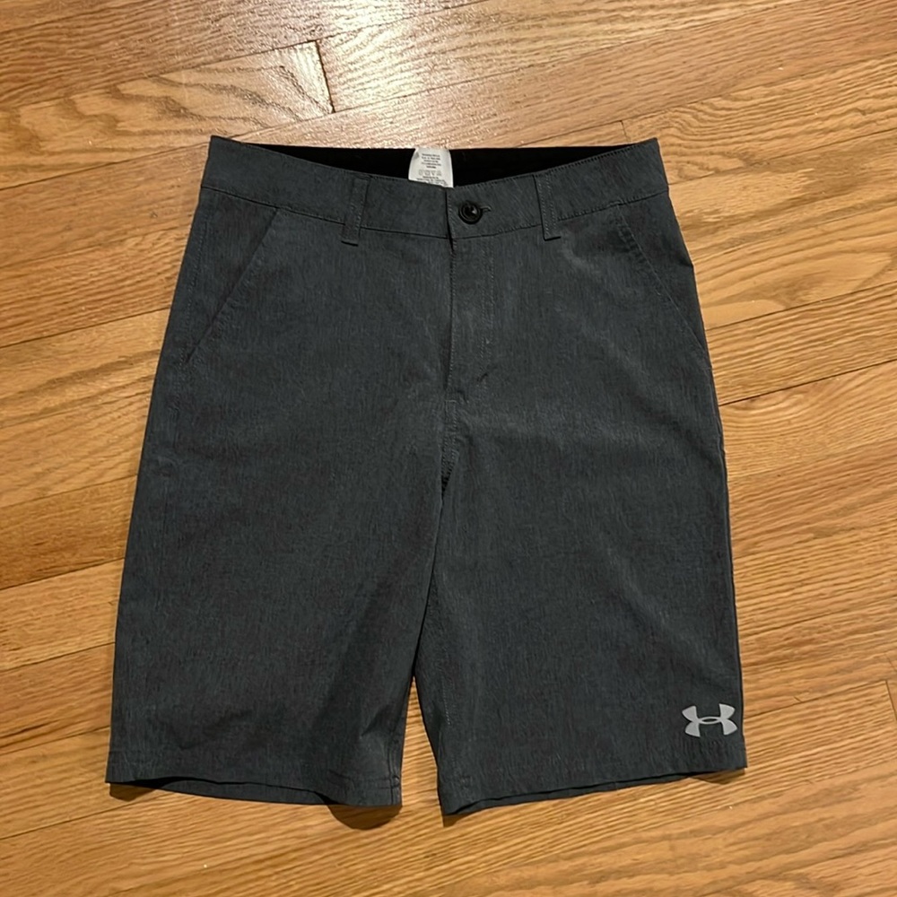 Under armour boys golf / tech shorts